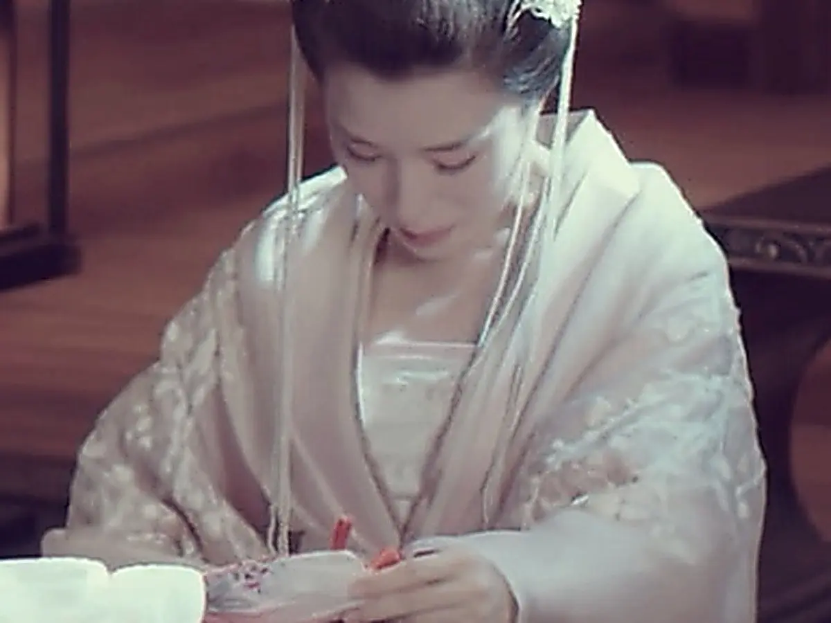 Shangguan Zheng seated alone wearing pale layered robes and a sculpted high updo