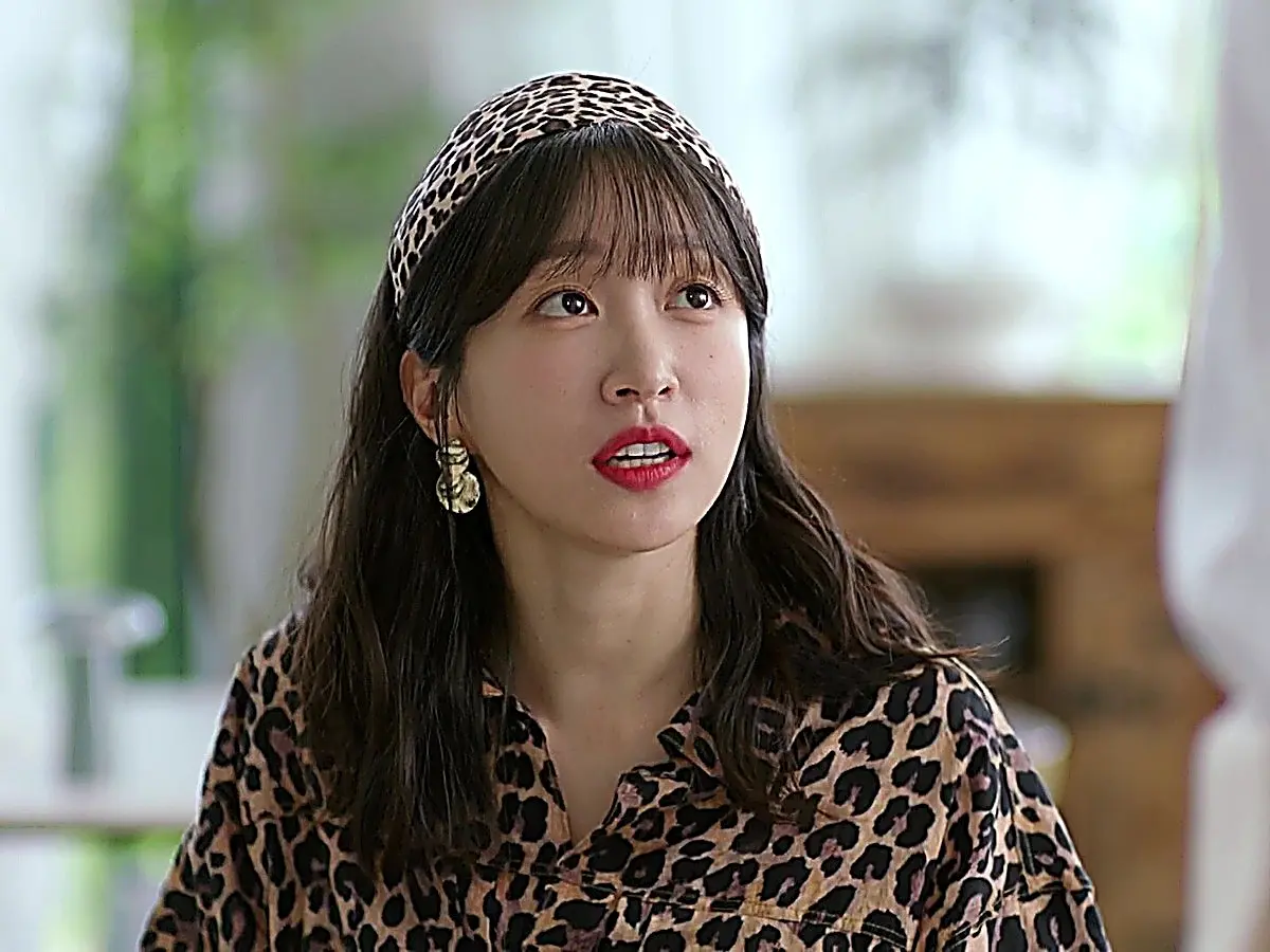 Han Gyu-rim wearing an animal print leopard blouse and matching headband in Love Is Coming Episode 21