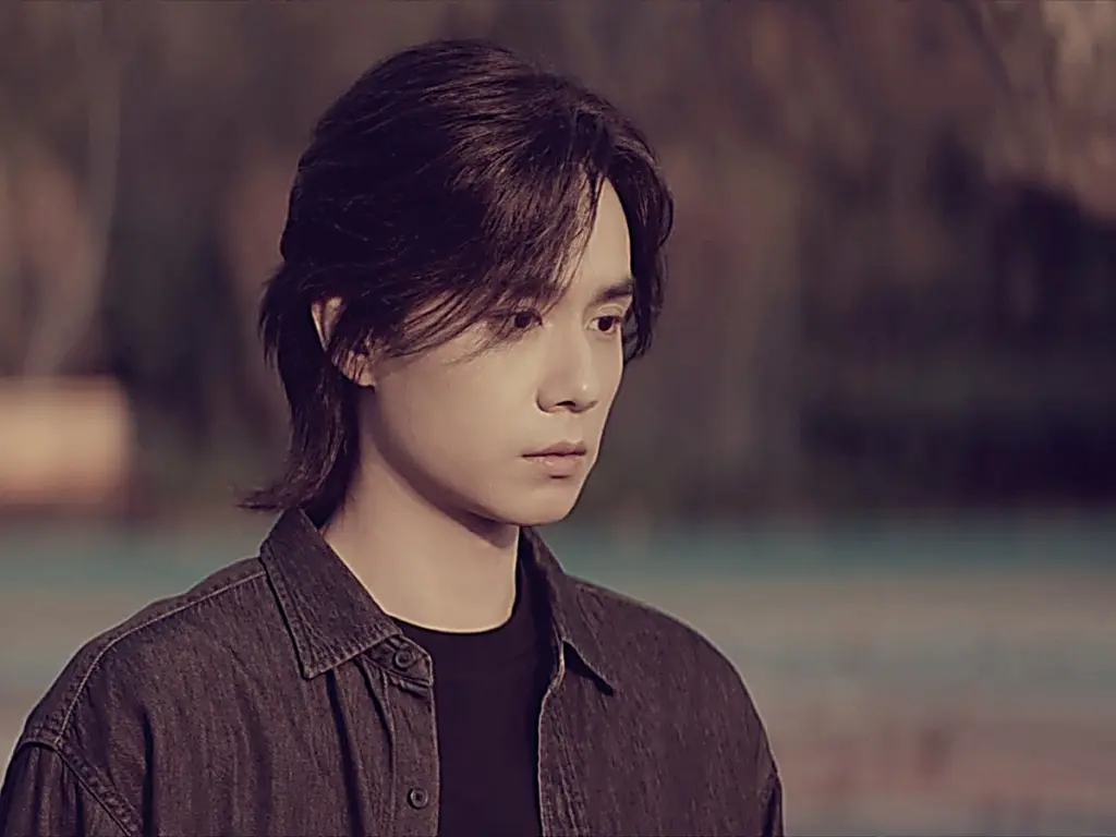 Zhang Yubai looking at the fallen leaf in his palm during Lin Zhixia's probability bet