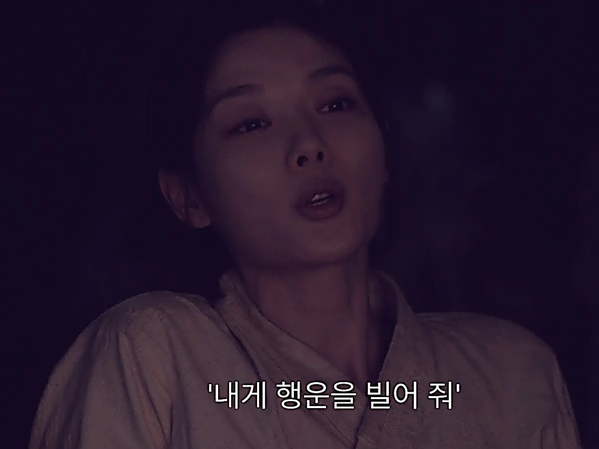 Ga-gyeong crossing her fingers while discussing luck and survival