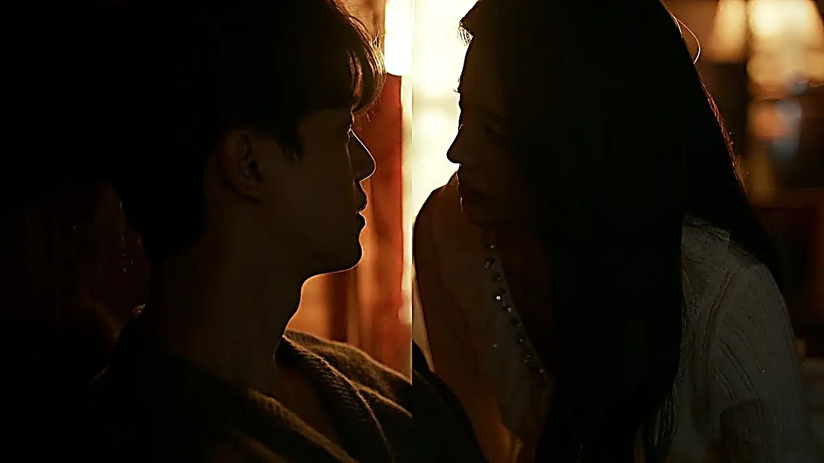 Hong Jae-in holds a weeping Kang Bi-o in Moldova, vowing never to abandon him