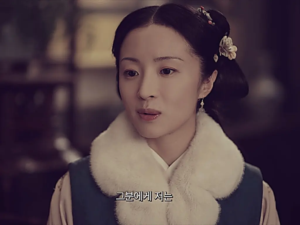 Luo Su wearing a winter fur collar and delicate floral hairpins in Under the Moonlight