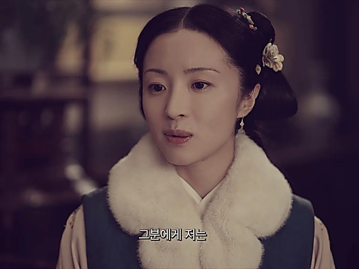 Luo Su wearing a winter fur collar and delicate floral hairpins in Under the Moonlight
