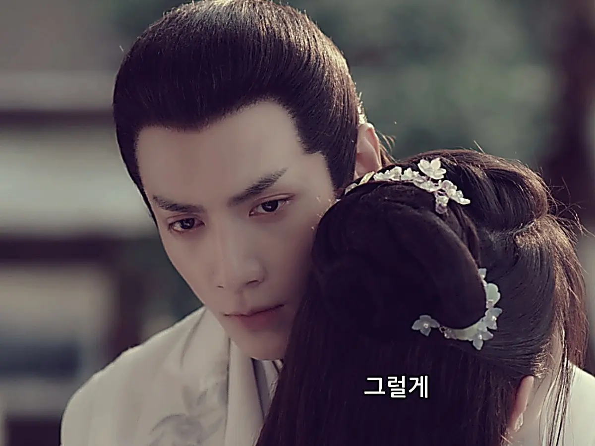Shangguan Tou standing motionless as Lin Fengzi asks for an embrace