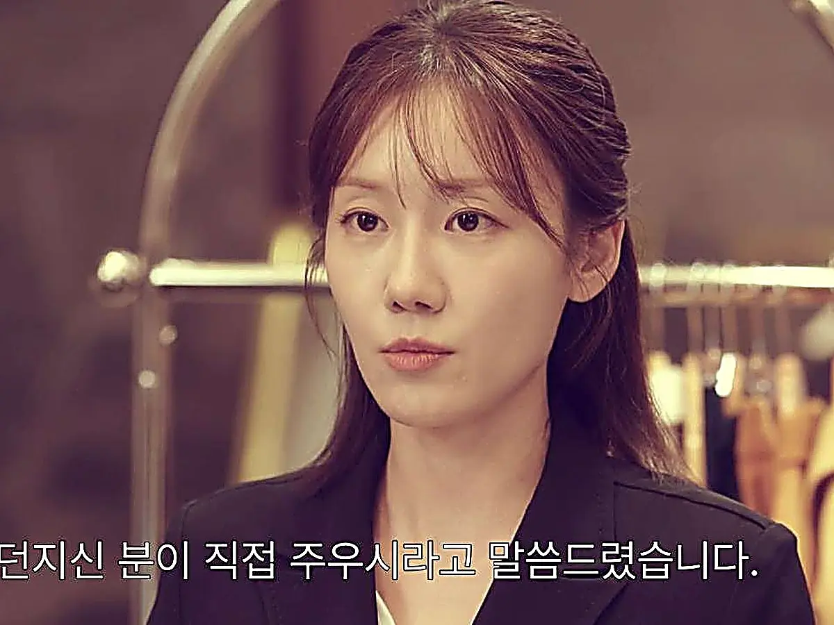 Kang Da-mi standing firm in a sharp black tailored blazer against an unreasonable customer