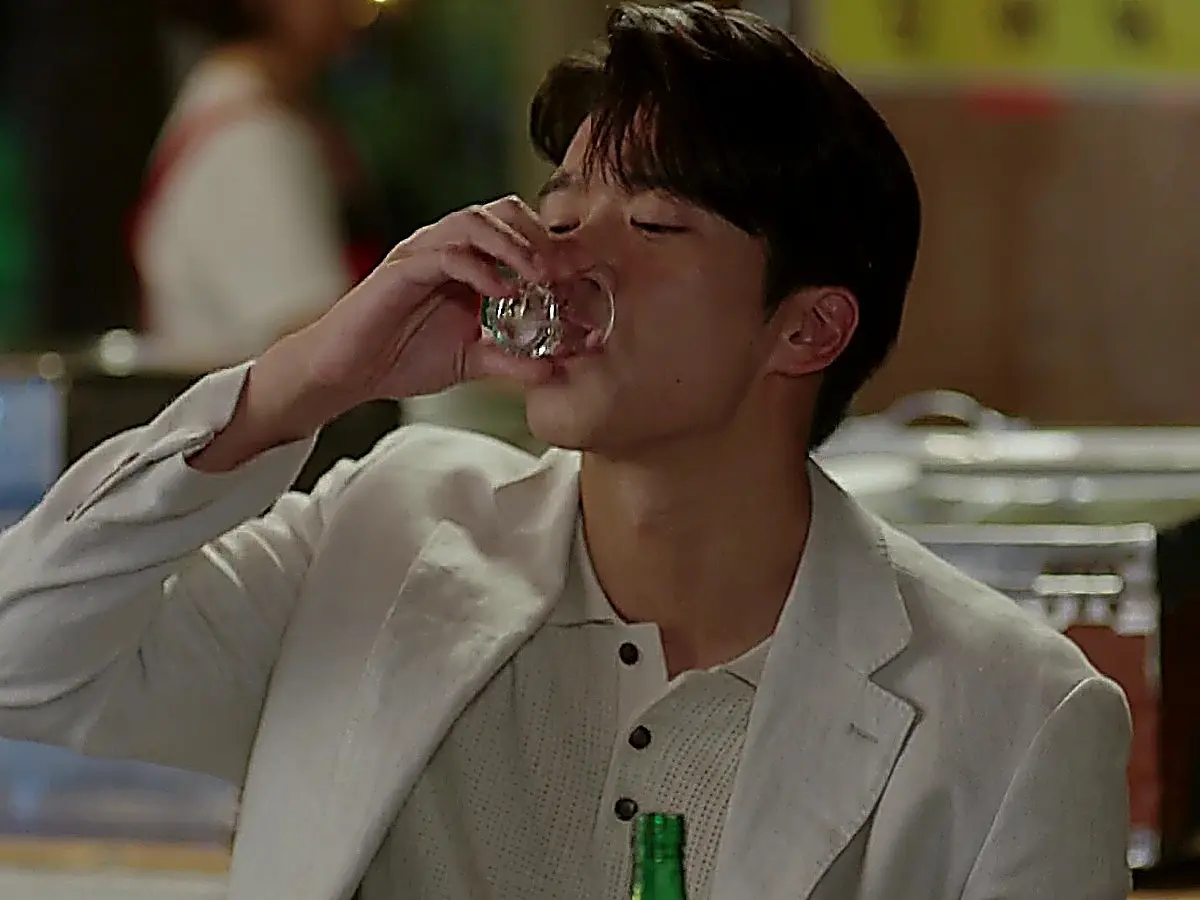 Mu-jin calms Gyu-o down before taking him home