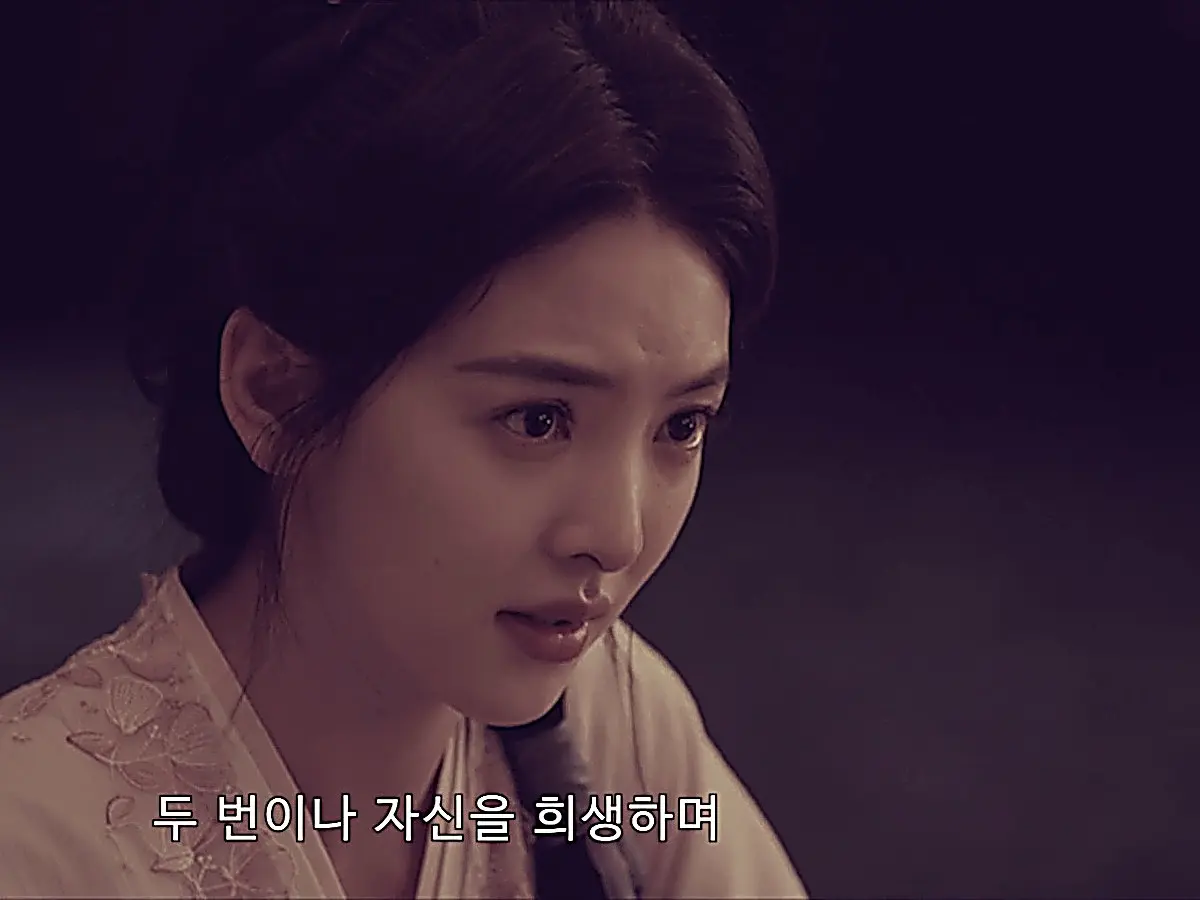 Huo Linglong comforting her aunt who wears an ornate updo