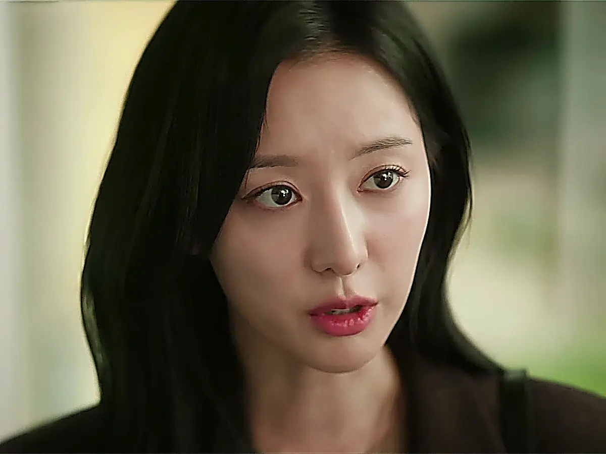 Hong Hae-in processes the news of surgical memory loss in Germany