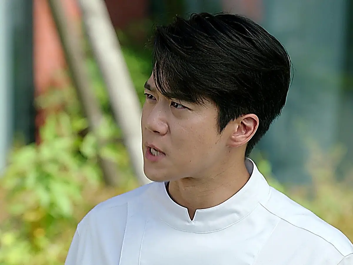 Mu-jin realizing Gyu-rim's erratic actions are calculated