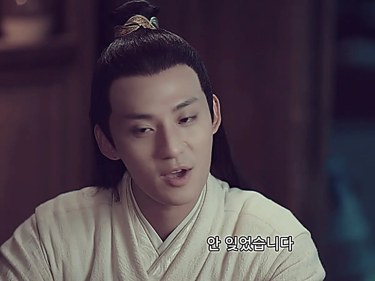 Xia Qingmei answering his master with his hair bound in a bronze crown