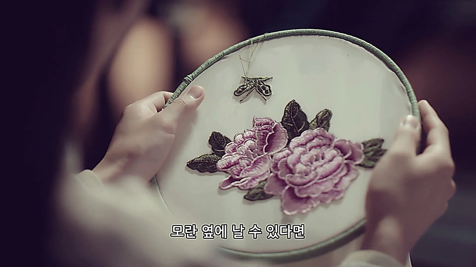 Xia Qingmei gazing warmly at the peony and butterfly embroidery held by Lin Fengzi