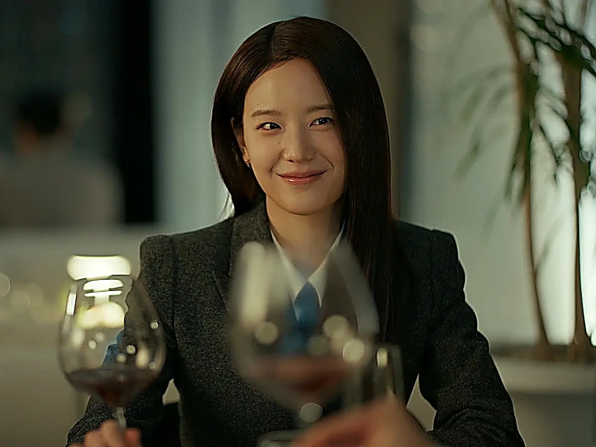 Hong Jae-in celebrates her new role as manager during a celebratory dinner