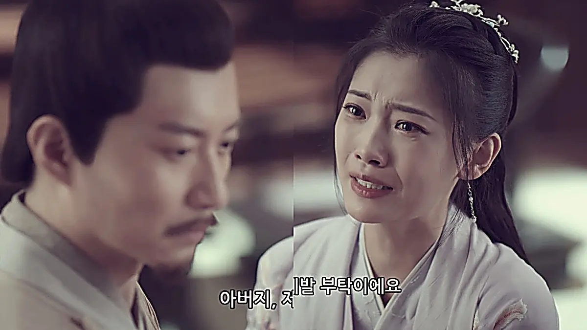 Lin Fengzi pleading in tears with delicate floral hair ornaments in Episode 40