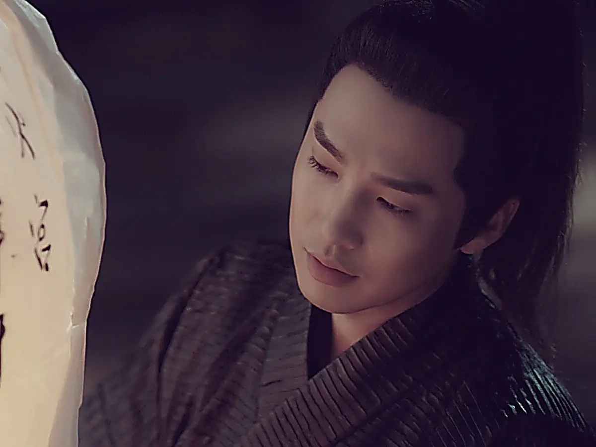 Chong Xuezhi and Yuwen Muyuan releasing a sky lantern at night