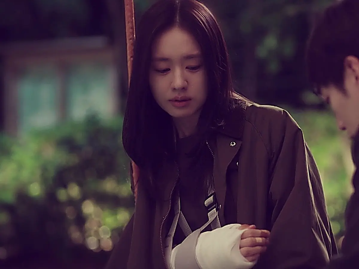 Lee Mi-do wearing an olive casual utility field jacket