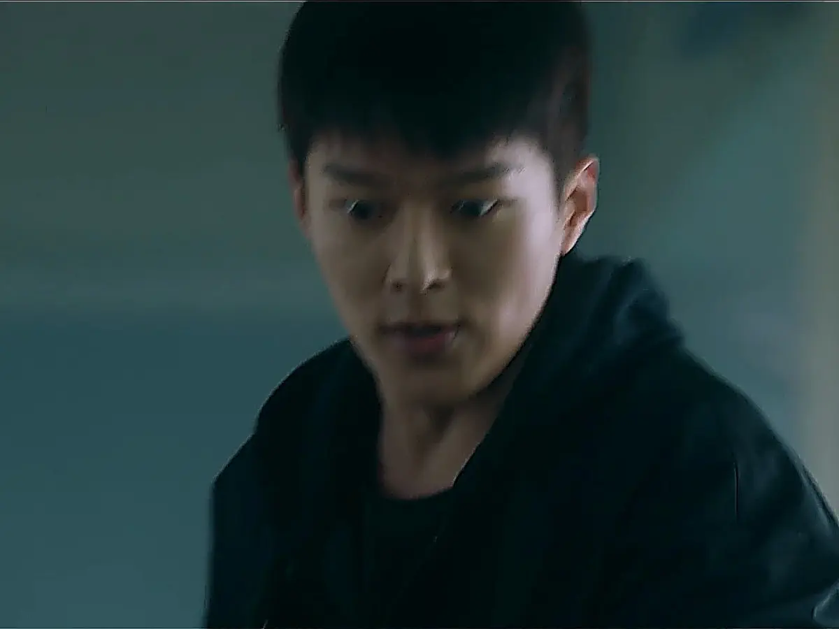 Gwang-il struggling to protect the audio recordings