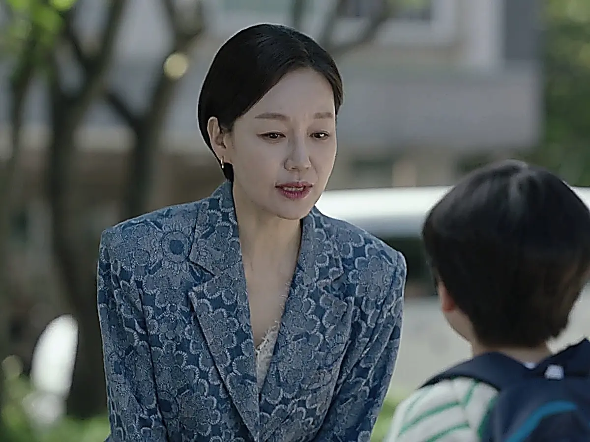 Hong Ok-seon asking Han-gyeol for directions