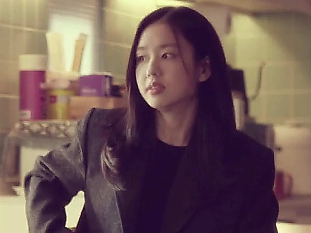 Mi-do explaining her absence to Ho at home