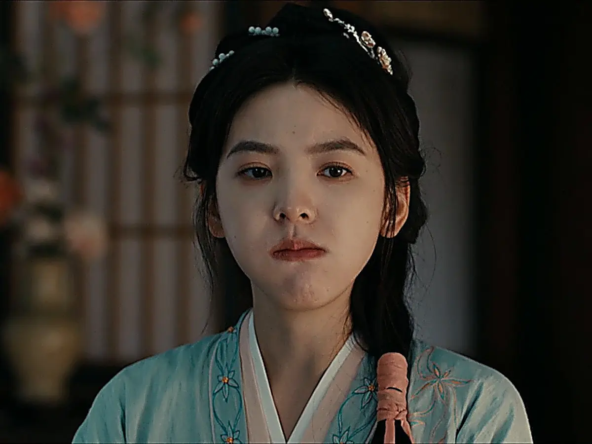 Guo Yanlong wearing pastel embroidered robes with floral pearl hairpins