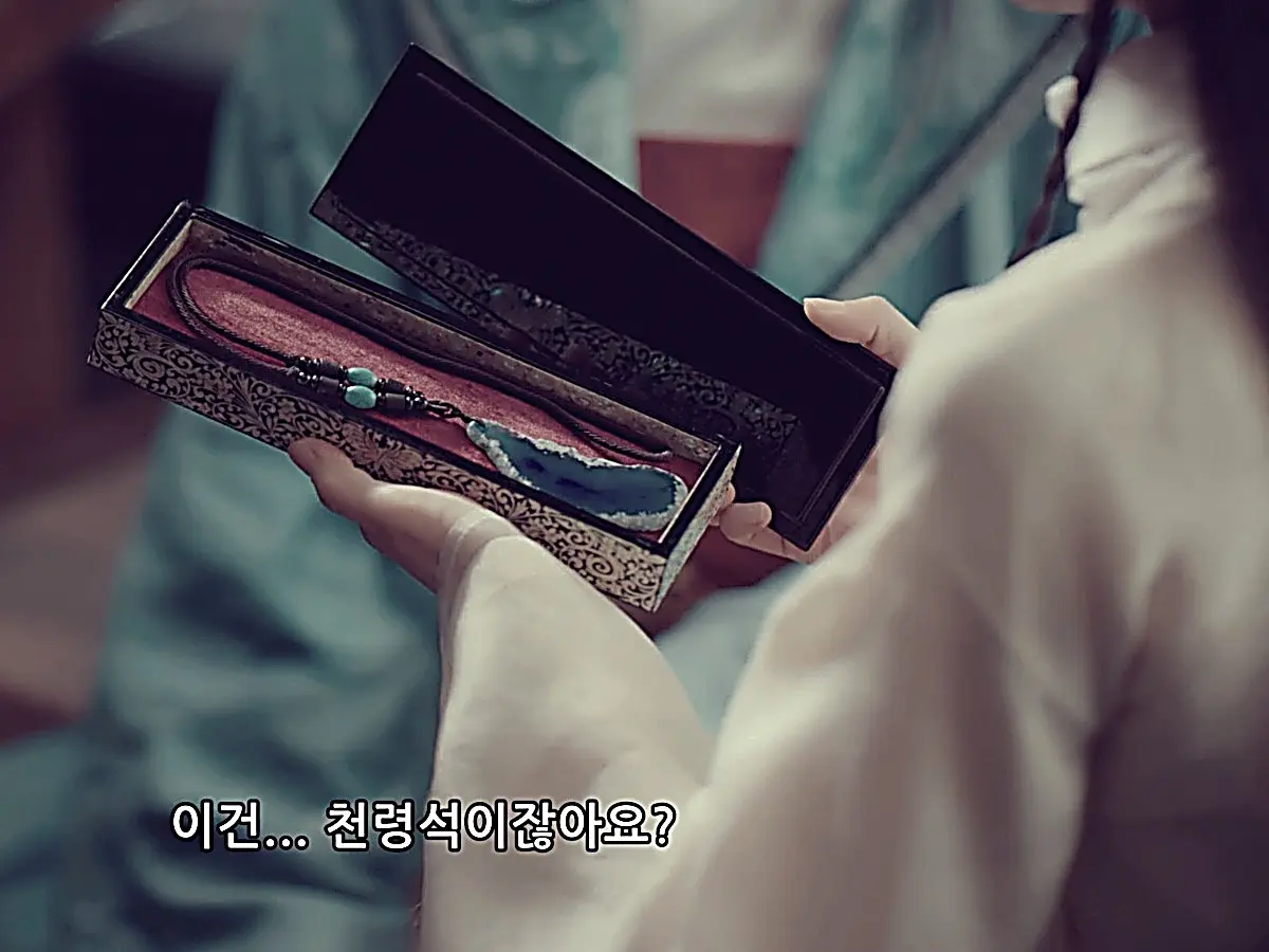 Yuan Shuangshuang entrusting the Spirit Stone to Lin Fengzi during the sect disbandment