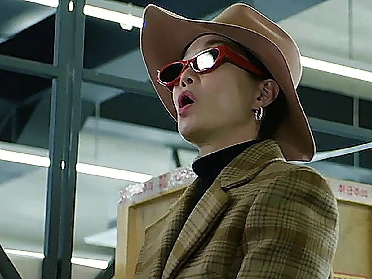 Hong Hae-in and Grace inspecting storage units while incognito