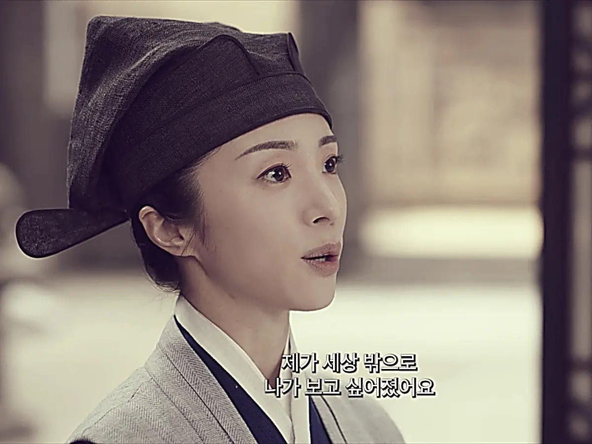 Luo Su wearing a minimalist grey wrap robe and dark headcloth
