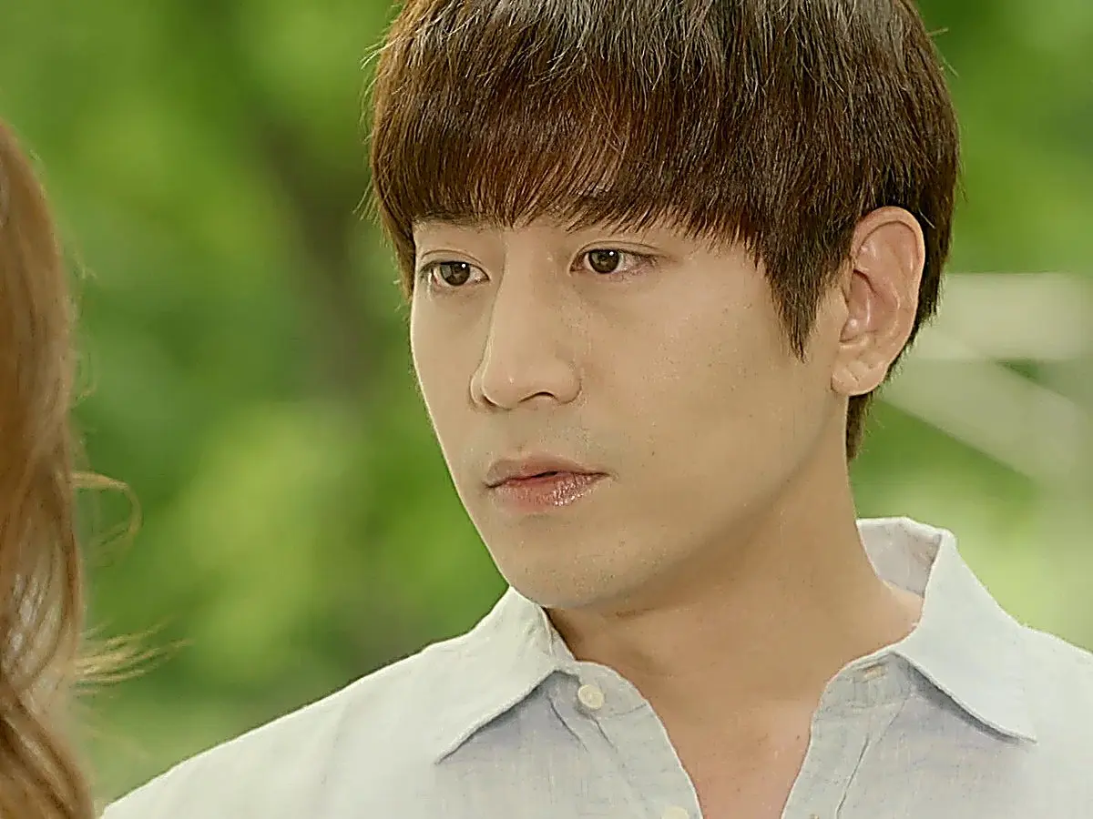 Hae-young looking determined and emotional while standing by Do-kyung