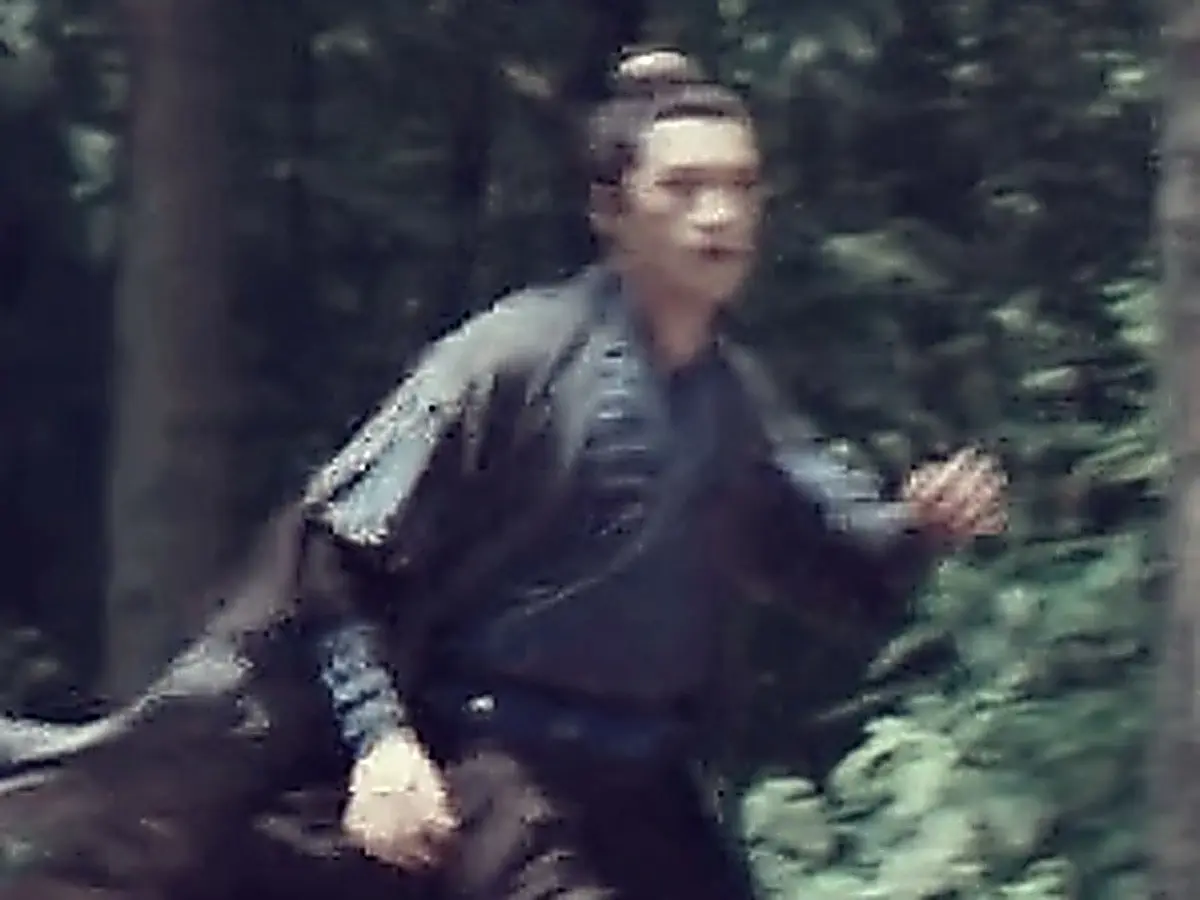 Prince Lu watches fleeing sect leaders with cold calculation