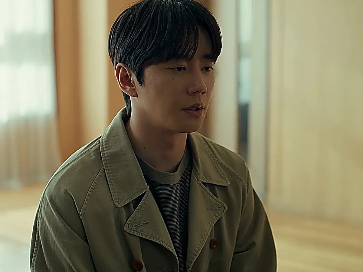 Choi Jeong-yo explaining his shoulder nerve damage in the practice room