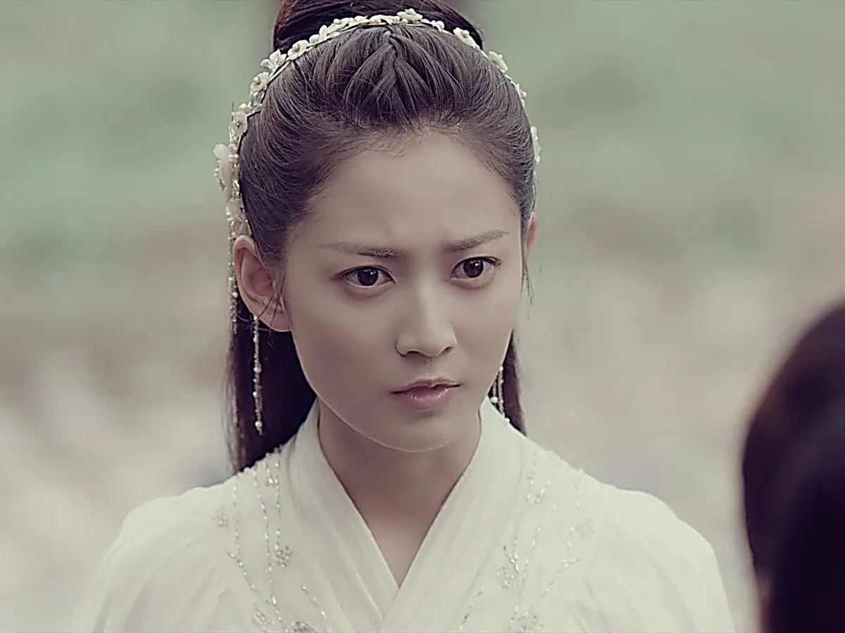 Chong Xuezhi confronting her opponent with crown braided hairpins