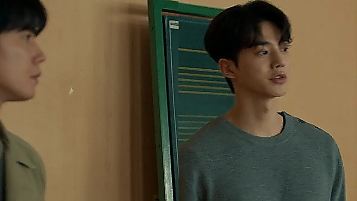 Kang Bi-o in a grey knit sweater standing next to Choi Jeong-yo wearing a khaki trench coat and striped tee in Four Hands Episode 7