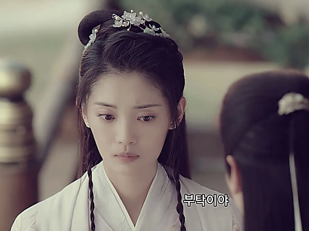 Shangguan Tou kneeling before Lin Fengzi to plead for the Spirit Stone