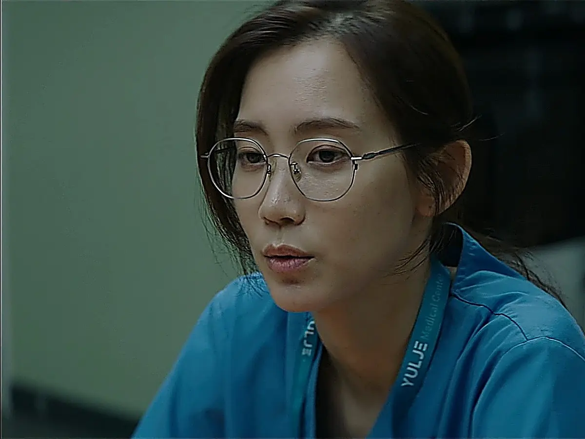 Jang Gyeo-ul discussing small intestine transplant risks with colleagues