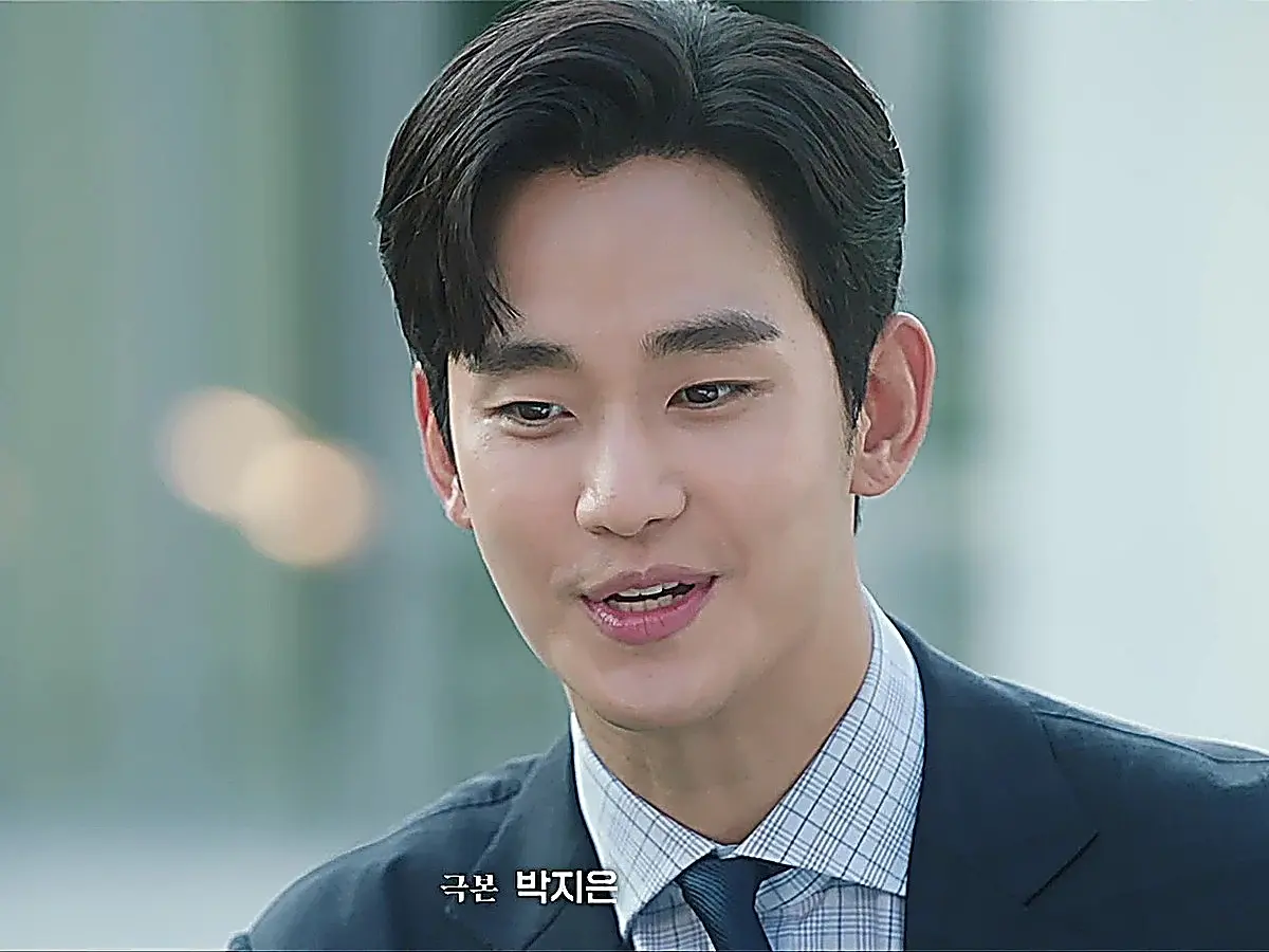 Baek Hyun-woo forcing a smile while talking to interview cameras