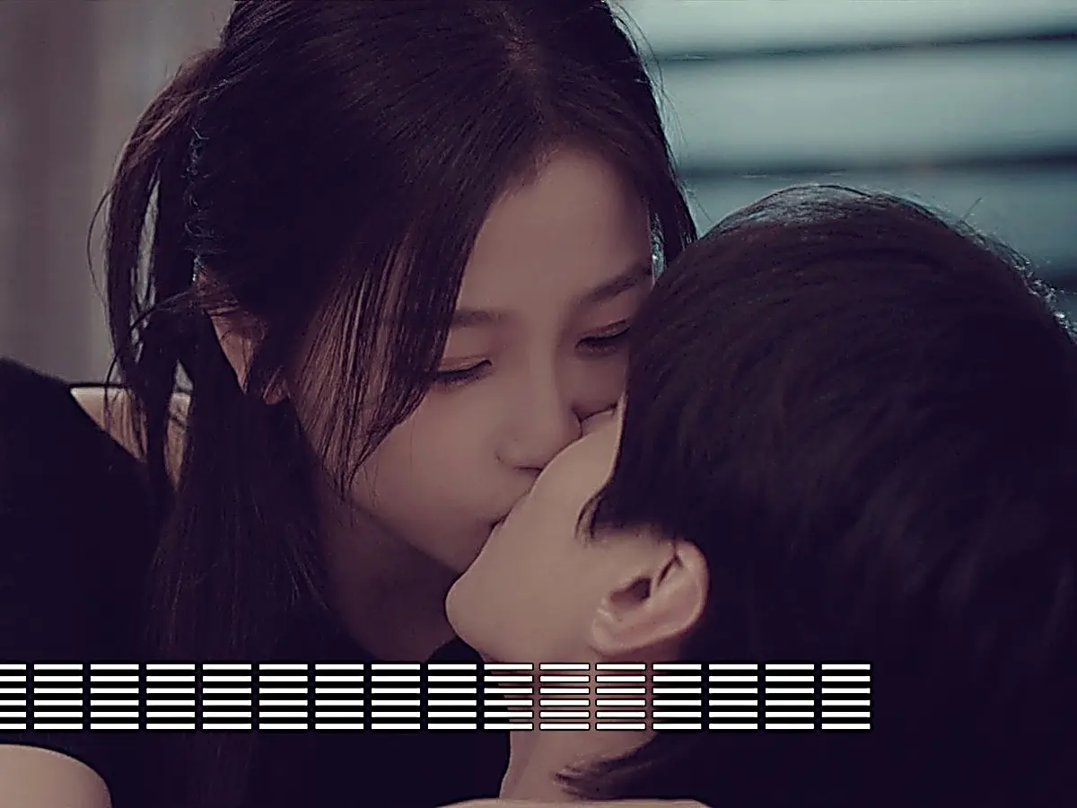 Jiang Mu leaning in to kiss Jin Zhao on the couch
