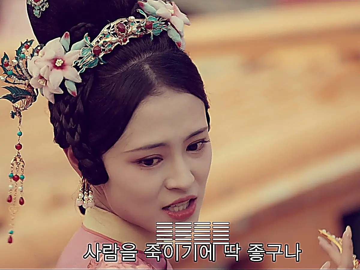 Noble Consort Nan holding a hairpin while threatening Ye Jin