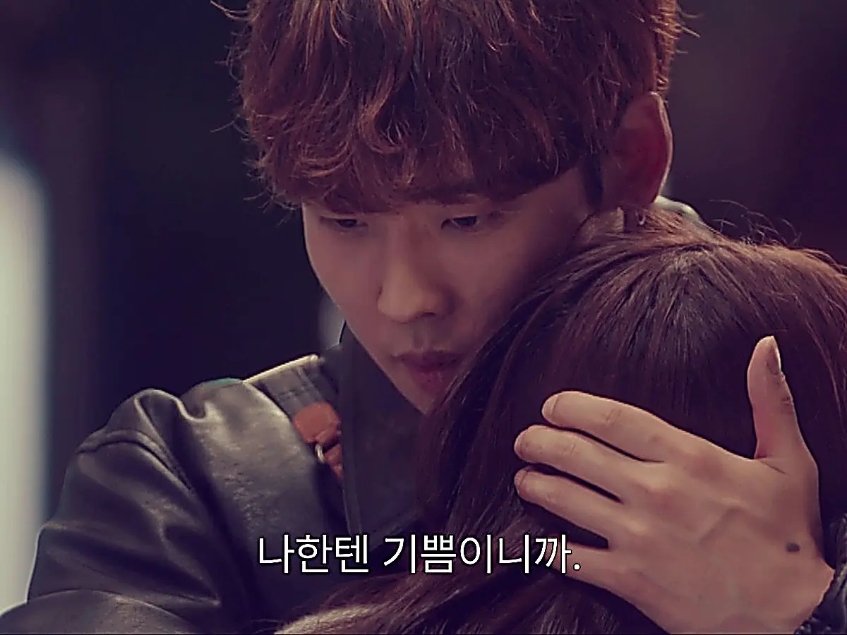 Mu-yeol wrapping Gi-ppeum in a warm embrace at the salon