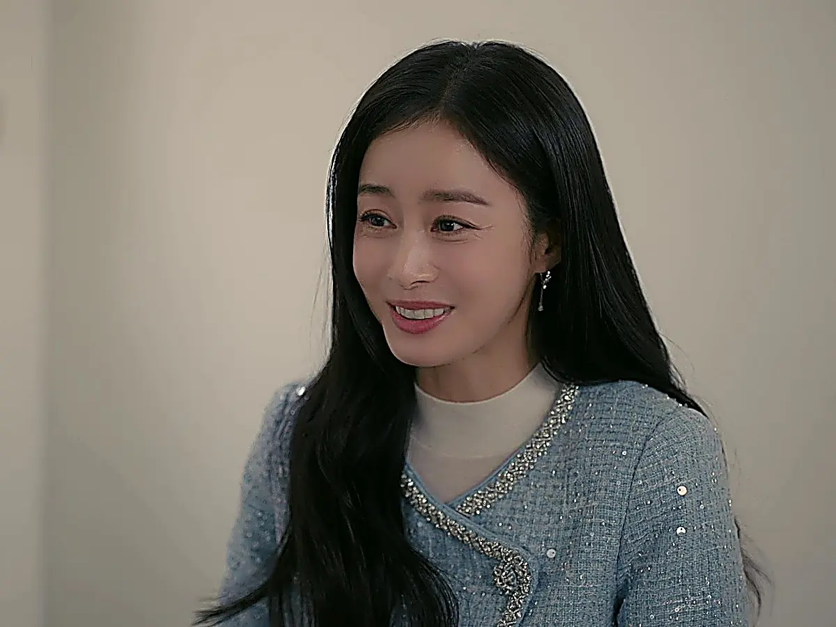 Kim Tae-hee arrives at the studio with a radiant smile to support Cho Sam-dal