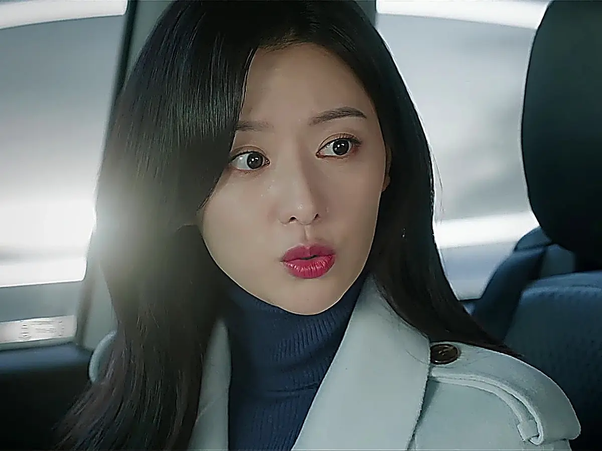 Hong Hae-in watching Baek Hyun-woo's prison release from her vehicle