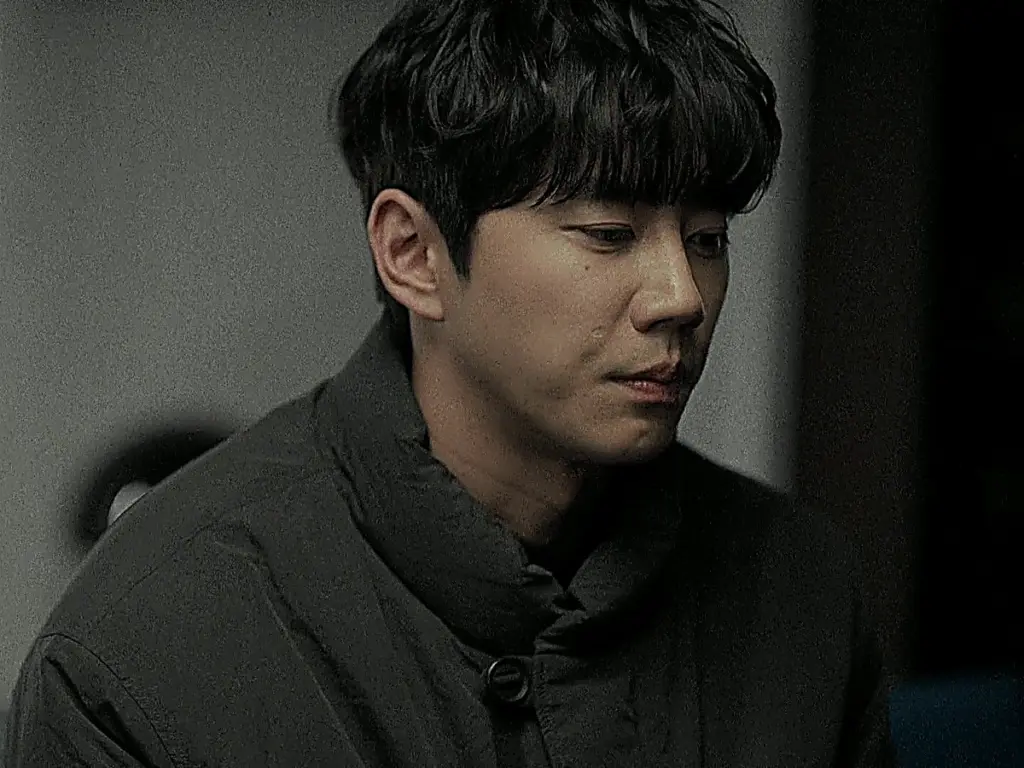 Choi Jeong-yo resolving to act as kindling for Kang Bi-o under dim lighting