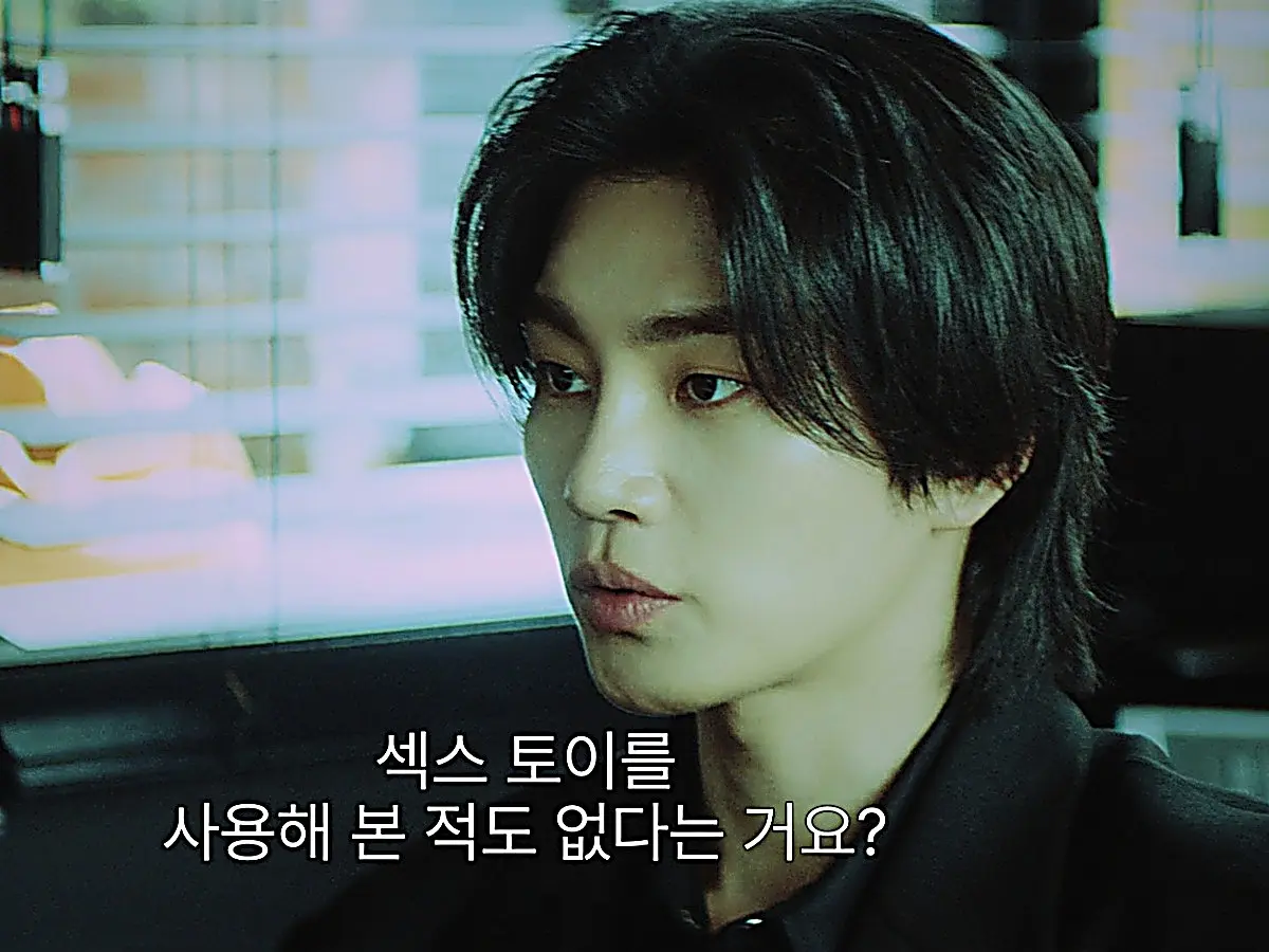 Dokgo Dal questioning Yeon-su in his office