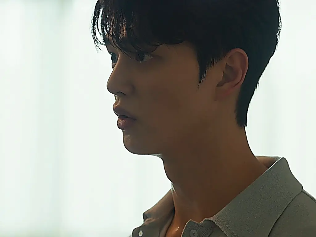 Kang Bi-o wearing a light grey fine-knit polo shirt during rehearsal in Four Hands episode 11