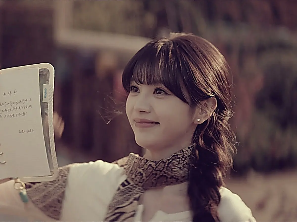 Lin Zhixia showing the childhood contract to Zhang Yubai