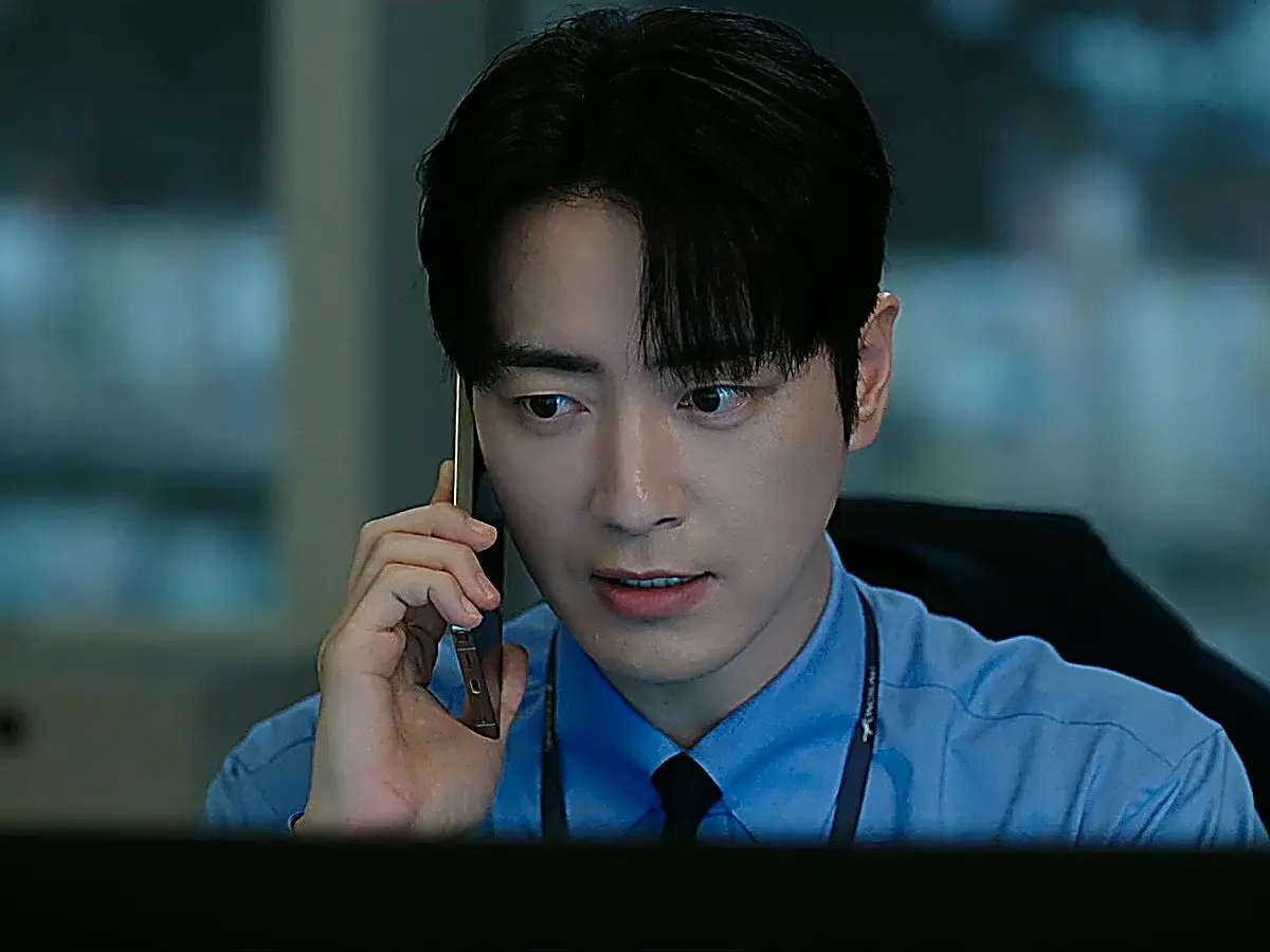 Gong Eun-tae on the phone wearing a light blue Oxford shirt with a dark navy tie