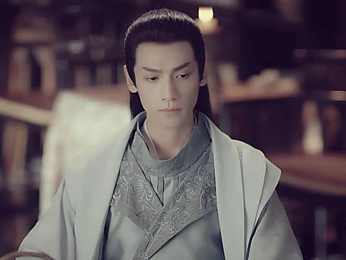 Shangguan Tou conferring with the Crown Prince after his narrow escape