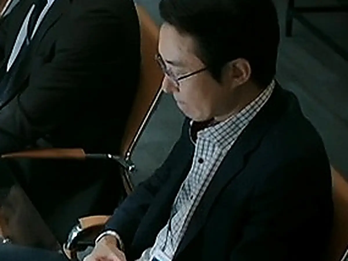 Director Park Hyun-sook reviewing CGM domestic expansion reports