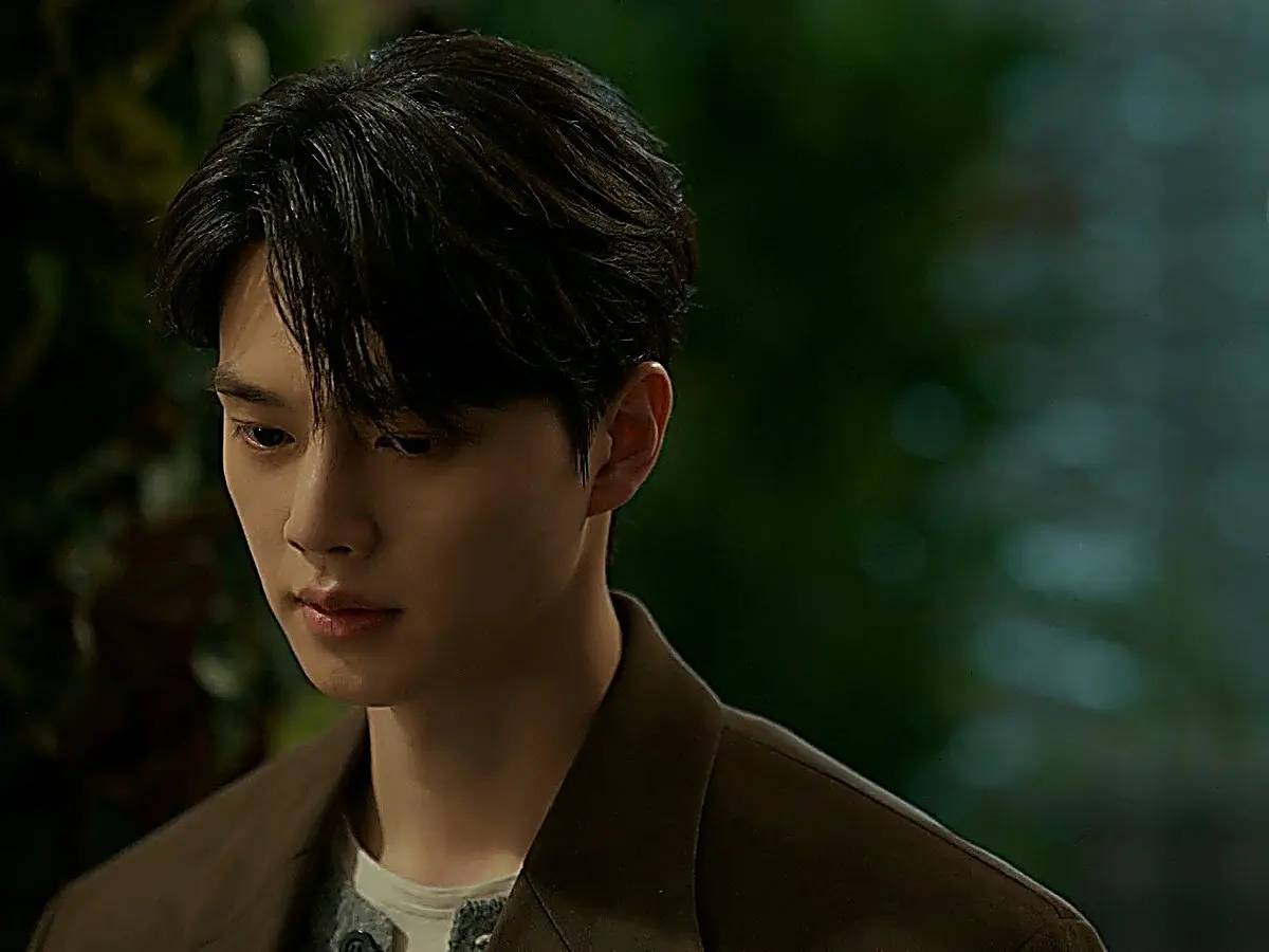 Kang Bi-o stands frozen after hearing provocative rumors about his past
