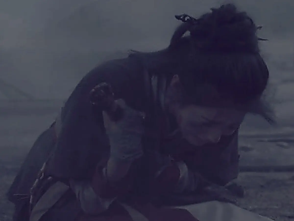 Xie Jiayu kneeling on the battlefield