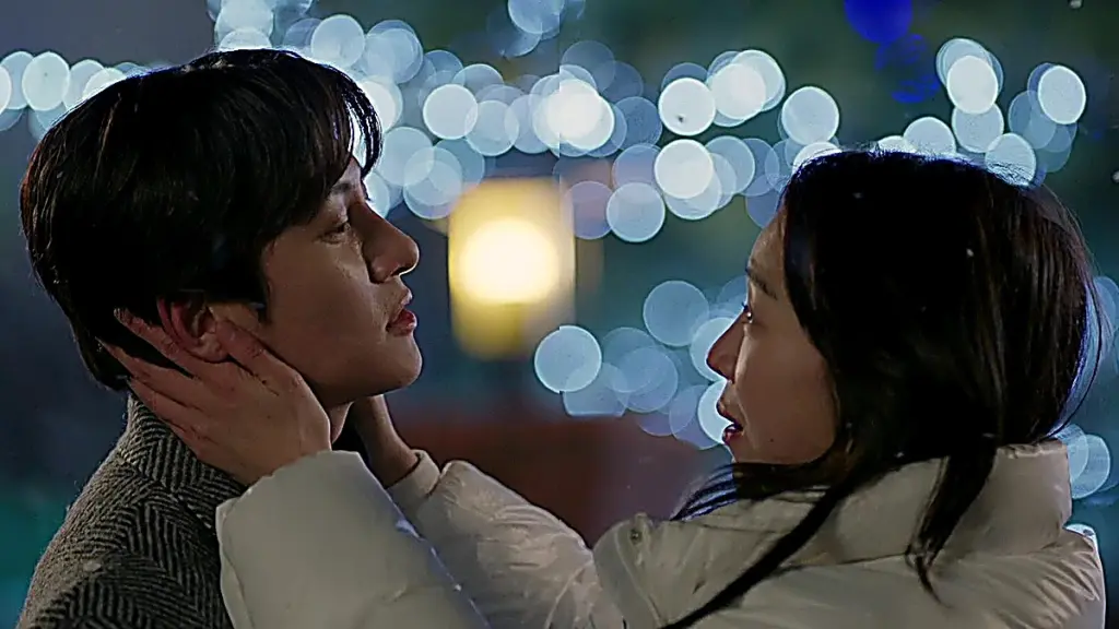 Cho Yong-pil and Cho Sam-dal reunite under falling snow on a Seoul street