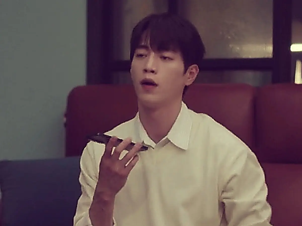 Namgoong Ho receiving the shocking revelation over the phone